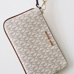 Michael Kors Jet Set Travel Wristlet Wallet